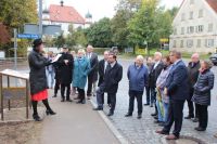 Zahlreiche Personen eröffnen den Geschichtsweg in Fellheim